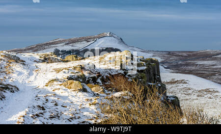 Winter Schnee liegt auf der Hadrian's Wall Path Wanderweg auf Highshield Crags in der entfernten Hügel von Northumberland, mit grünen Durchhang und Winshield Cra Stockfoto