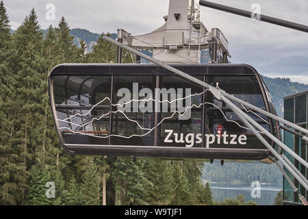 Garmisch-Partenkirchen, Bayern, Deutschland, August 5., 2019: Seitenansicht der Kabine der Seilbahn auf den Gipfel der Zugspitze, das längste Kabel c Stockfoto