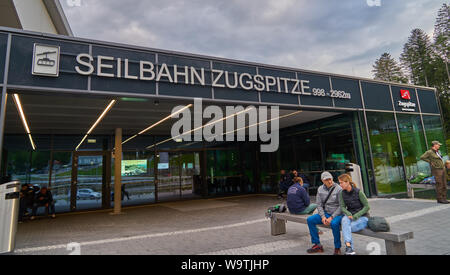 Garmisch-Partenkirchen, Bayern, Deutschland, August 9., 2019: Talstation und Eingangsbereich der Seilbahn auf die Zugspitze Stockfoto