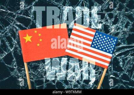 Flaggen der USA und China auf Glasscherben, Handelskrieg Stockfoto