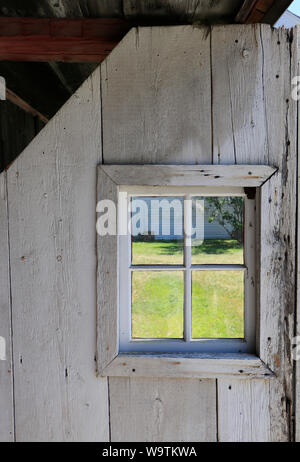 Rechteckiges Fenster im rustikalen Scheune Tür Stockfoto