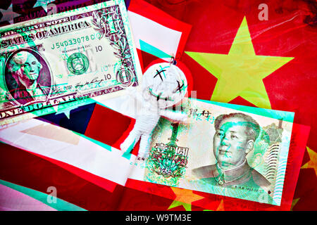 Voodoo Puppe und Yuan und Dollar Banknoten auf die Flaggen der USA und China Stockfoto