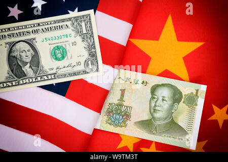 Yuan und Dollar Banknoten auf die Flaggen der USA und China Stockfoto