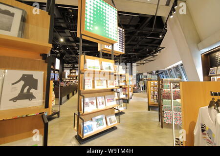 Menschen besuchen Tate Modern Museum Souvenir shop London UK Stockfoto