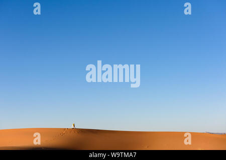 Fernsicht auf ein Berber Mann in die Wüste Sahara, zu beten, Marokko Stockfoto