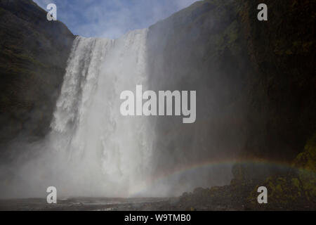 Der Skógafoss ist einer der größten Wasserfälle in Island mit einer Breite von 15 Metern (49 Fuß) und ein Rückgang von 60 m (200 ft) Stockfoto