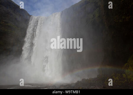 Der Skógafoss ist einer der größten Wasserfälle in Island mit einer Breite von 15 Metern (49 Fuß) und ein Rückgang von 60 m (200 ft) Stockfoto