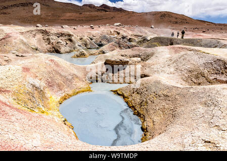 Drei Leute vorbei gehen. Geysire, Altiplano, Bolivien Stockfoto