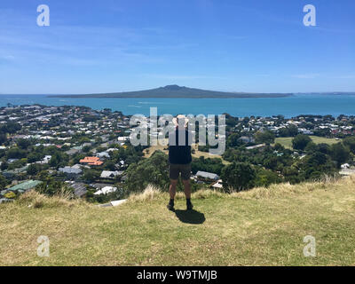 Man nimmt ein Foto von Rangitoto Island vom Mount Victoria, Auckland, Nordinsel, Neuseeland Stockfoto