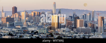 Mondaufgang über San Francisco Downtown bei Sonnenuntergang geschossen von Corona Höhen und Castro Nachbarschaften. Stockfoto