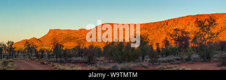 Sonnenuntergang über der Heavitree Bereich in der Nähe von Alice Springs, Australien, Northern Territory, Australien Stockfoto