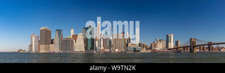 Ein Panorama Bild von Lower Manhattan als aus Brooklyn gesehen. Stockfoto