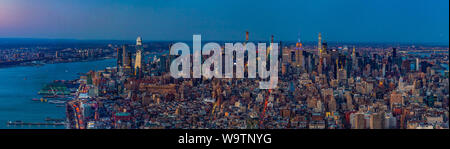 Ein Panorama Bild von New York wie aus der Einen Welt Sternwarte am frühen Abend gesehen. Stockfoto