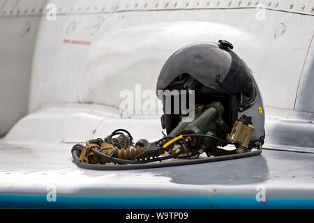 Der rumänischen Luftwaffe Fighter pilots Helm auf dem Flügel einer MiG-21 LanceR C Stockfoto