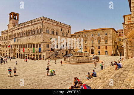 Die Fontana Maggiore und die National Gallery von Umbriain die Piazza IV Novembre in der Provinz von Perugia in Umbrien, Italien. Stockfoto