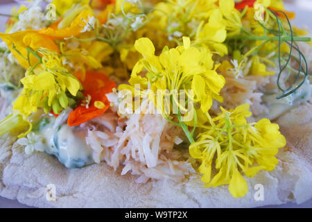 Studio Schuss frische Krabben mit Mayonnaise auf Fladenbrot gefüllt mit einer Mischung aus wilden Blumen gemischt - Johannes Gollop Stockfoto