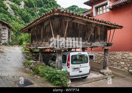 Auto unter einem horreo, traditionelle erhöhten Getreidespeicher, im Dorf San Juan de Beleno, Ponga Naturpark, Asturien, Spanien geparkt Stockfoto