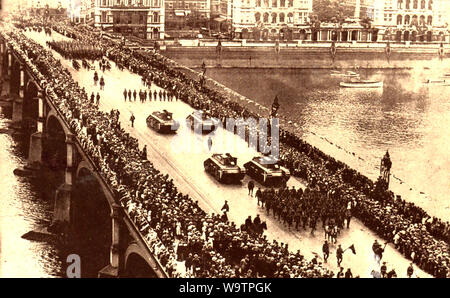 1919 - Truppen und Panzer auf die Westminster Bridge (WWI Siegesparade) Stockfoto