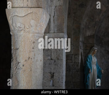 VAGLI SOTTO, Lucca, Italien August 9, 2019: Eine antike Säule Carving in der kleinen Kirche des Hl. Augustinus die aus dem 11. Jahrhundert stammt. Stockfoto