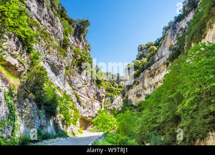 Karst Felsformationen über Rio Veral in Hoz Binies Abschnitt von Valle de Anso, in der Nähe von Anso, Pyrenäen, Provinz Huesca, Aragón, Spanien Stockfoto