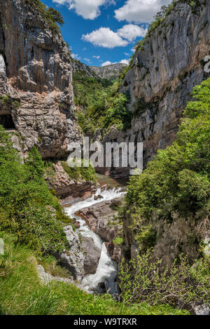 Karst Felsformationen über Rio Aragon Subordan in Boca del Infierno Abschnitt von Valle de Echo, in der Nähe von Siresa, Pyrenäen, Navarra, Spanien Stockfoto