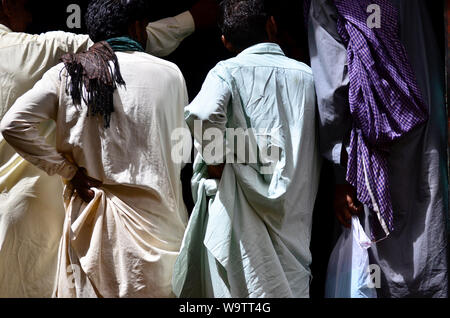 Indische Männer auf dem Rücken in der Sonne, in Indien Stockfoto