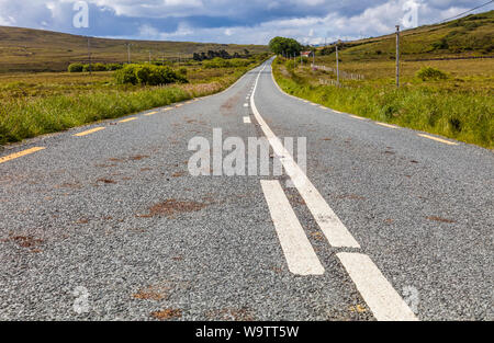 Auf der Suche nach lange gepflasterte Straße in ländlichen Nordwesten Irland Stockfoto