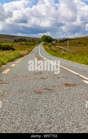 Auf der Suche nach lange gepflasterte Straße in ländlichen Nordwesten Irland Stockfoto