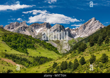 Kalkstein Gipfel der Pyrenäen, von der Carretera de Aguas Tuertas, GR 11 zu sehen, über Valle de Echo im Naturpark der westlichen Täler, Aragón, Spanien Stockfoto