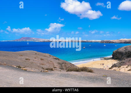 Strand Playa de la Cera auf Lanzarote, Spanien mit einigen Hotels im Hintergrund und mit Blick auf Playa Blanca Stockfoto