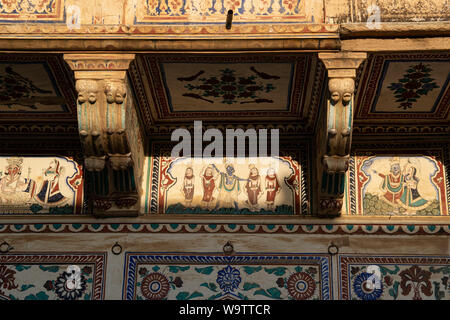 Religiöse und florale Motiv in überwiegenden blauen und braunen Farben zieren die Wände des Havelis in Nawalgarh, Rajasthan. Stockfoto