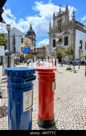 Traditionelle alte Briefkästen in der Largo de São Francisco die Igreja da ordem Terceira de São Francisco im Hintergrund, im Zentrum von Braga Stockfoto