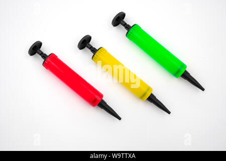 Multi Color Handpumpe Inflation für Ballon auf weißem Hintergrund Stockfoto