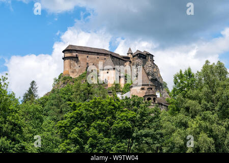 Burg Orava in der Slowakei gegen den blauen Himmel Stockfoto