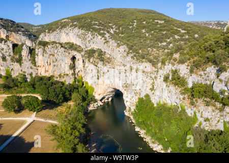Luftaufnahme von Narural arch in Vallon Pont D'Arc, Ardèche Schlucht in Frankreich Stockfoto