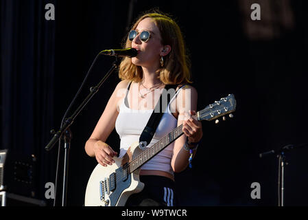 BENICASSIM, SPANIEN - JUL 19: The Big Moon (Indie-Musikband) treten am 19. Juli 2019 beim Festival Internacional de Benicassim (FIB) auf Stockfoto