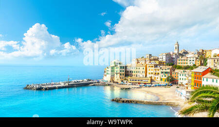 Blick auf Bogliasco. Bogliasco ist ein altes Fischerdorf in Italien, Genua, Ligurien. Mittelmeer, Sandstrand und Architektur der Stadt Bogliasco Stockfoto