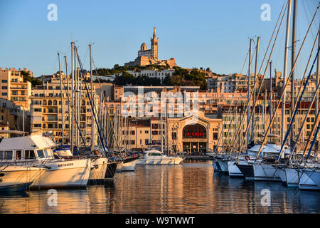 Notre Dame de la Garde, La Criée Nationaltheater von Marseille, Marseille, Provence, Frankreich Stockfoto