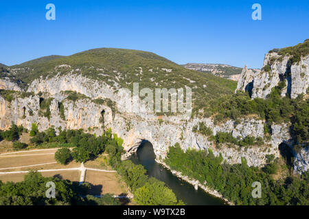 Luftaufnahme von Narural arch in Vallon Pont D'Arc, Ardèche Schlucht in Frankreich Stockfoto