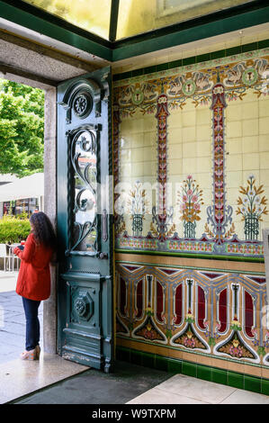 Eingangshalle mit einem Gebäude mit bunten Jugendstil Fliesen aus der Zeit um 1900, im Zentrum von Braga im Nordwesten Portugals. Stockfoto