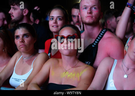 BENICASSIM, SPANIEN - JUL 19: Die Menge in einem Konzert beim FIB (Festival Internacional de Benicassim) Festival am 19. Juli 2019 in Benicassim, Spanien. Stockfoto