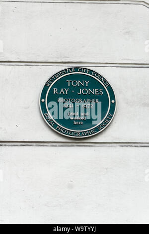 Die Stadtverwaltung von Westminster grüne Gedenktafel am Haus & Studio des Fotografen Tony Ray-Jones, Gloucester Place, London, UK Stockfoto