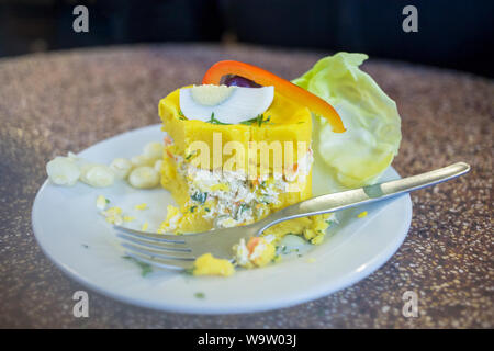 Die peruanische Gericht namens Causa Relenna aus Kartoffelpüree mit Aji (hot pepper) und Limettensaft vermischt und gefüllt mit Gemüse Stockfoto