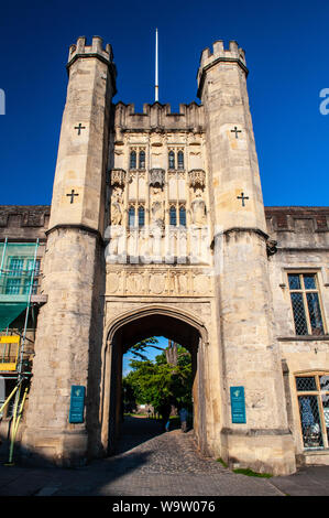 Wells, England, Großbritannien - 25 Mai 2013: Abendsonne beleuchtet die gotische Mendip Stein Torhaus zum Palast des Bischofs an Wells Cathedral in Somerset. Stockfoto