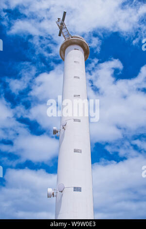 Leuchtturm in der Nähe von Playa Blanca auf Lanzarote genannt Faro de Punta Pechiguera gegen den blauen bewölkten Himmel Stockfoto
