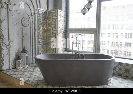Licht aus weißem Stein Bad mit großem Fenster anzeigen Stockfoto