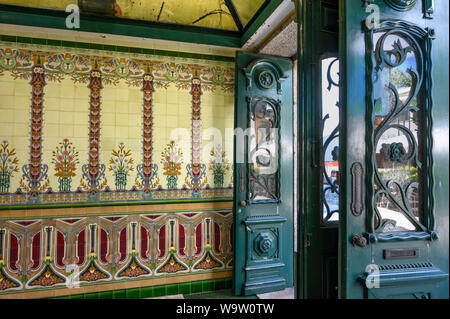 Eingangshalle mit einem Gebäude mit bunten Jugendstil Fliesen aus der Zeit um 1900, im Zentrum von Braga im Nordwesten Portugals. Stockfoto