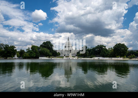 Weitwinkelaufnahme der United States Capitol in Washington DC auf einer leicht bewölkt Sommer Tag, auf der reflektierenden Pool Stockfoto