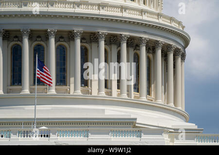 Nahaufnahme der US Capitol Dome und Spalten, mit der amerikanischen Flagge Stockfoto