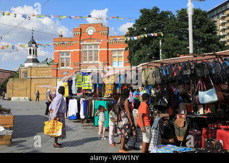 Woolwich Markt auf Beresford Square, mit dem königlichen Arsenal Torhaus hinter, in SE London, Großbritannien Stockfoto